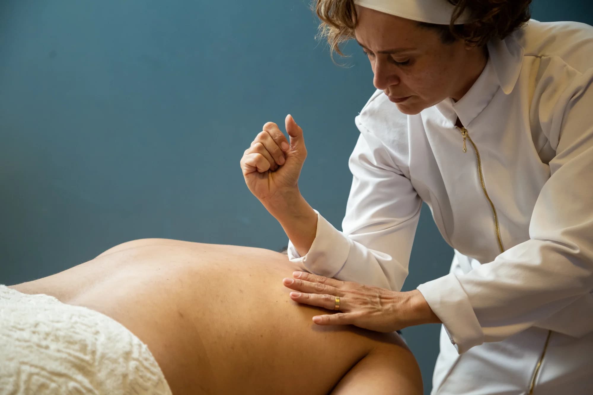 Sessão de massagem terapêutica no Espaço Cor, com a terapeuta atendendo a cliente